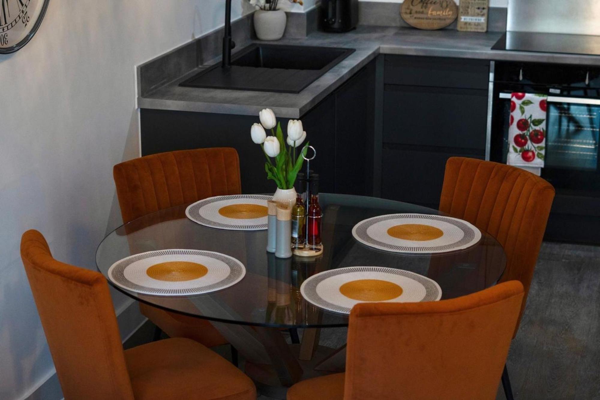 Apartment Luxury Penthouse In Centre With Parking, 4 Minutes Walk To The New Everton Stadium! *
