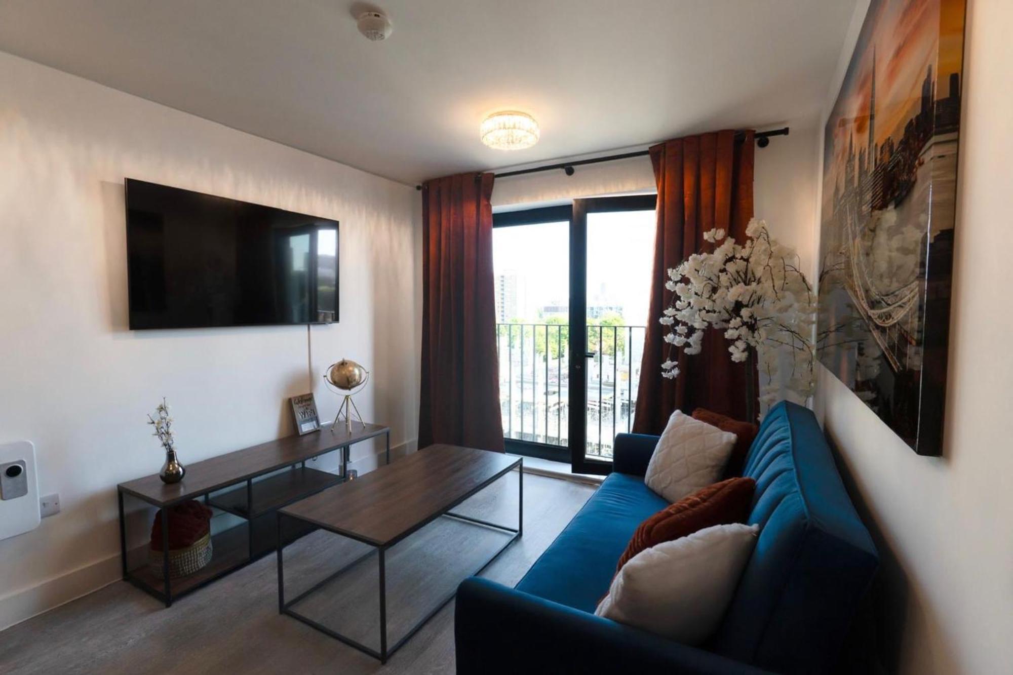 Luxury Penthouse In Centre With Parking, 4 Minutes Walk To The New Everton Stadium!