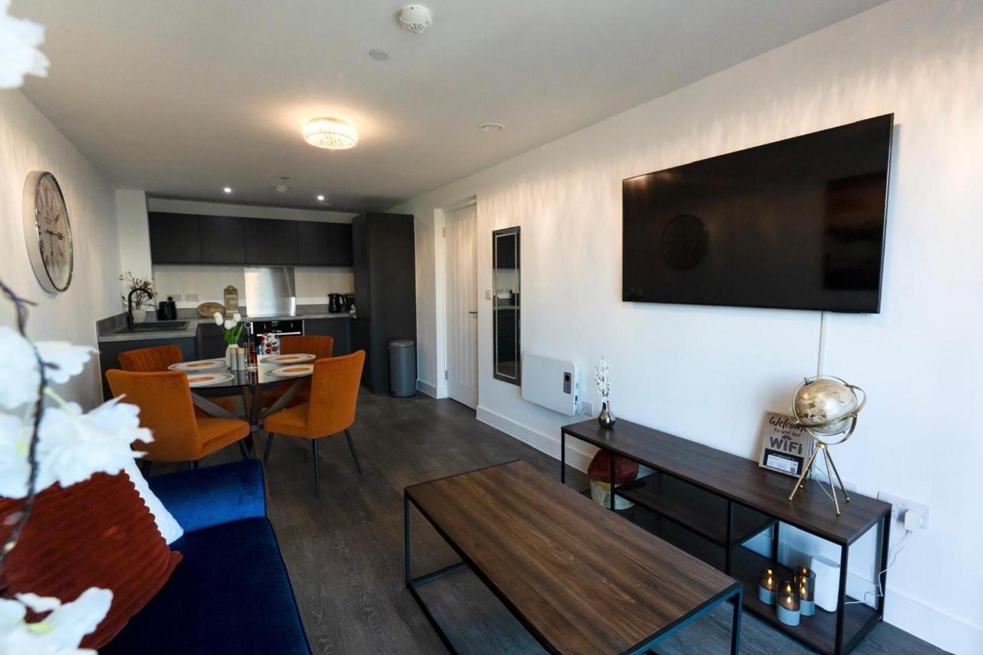 Apartment Luxury Penthouse In Centre With Parking, 4 Minutes Walk To The New Everton Stadium!