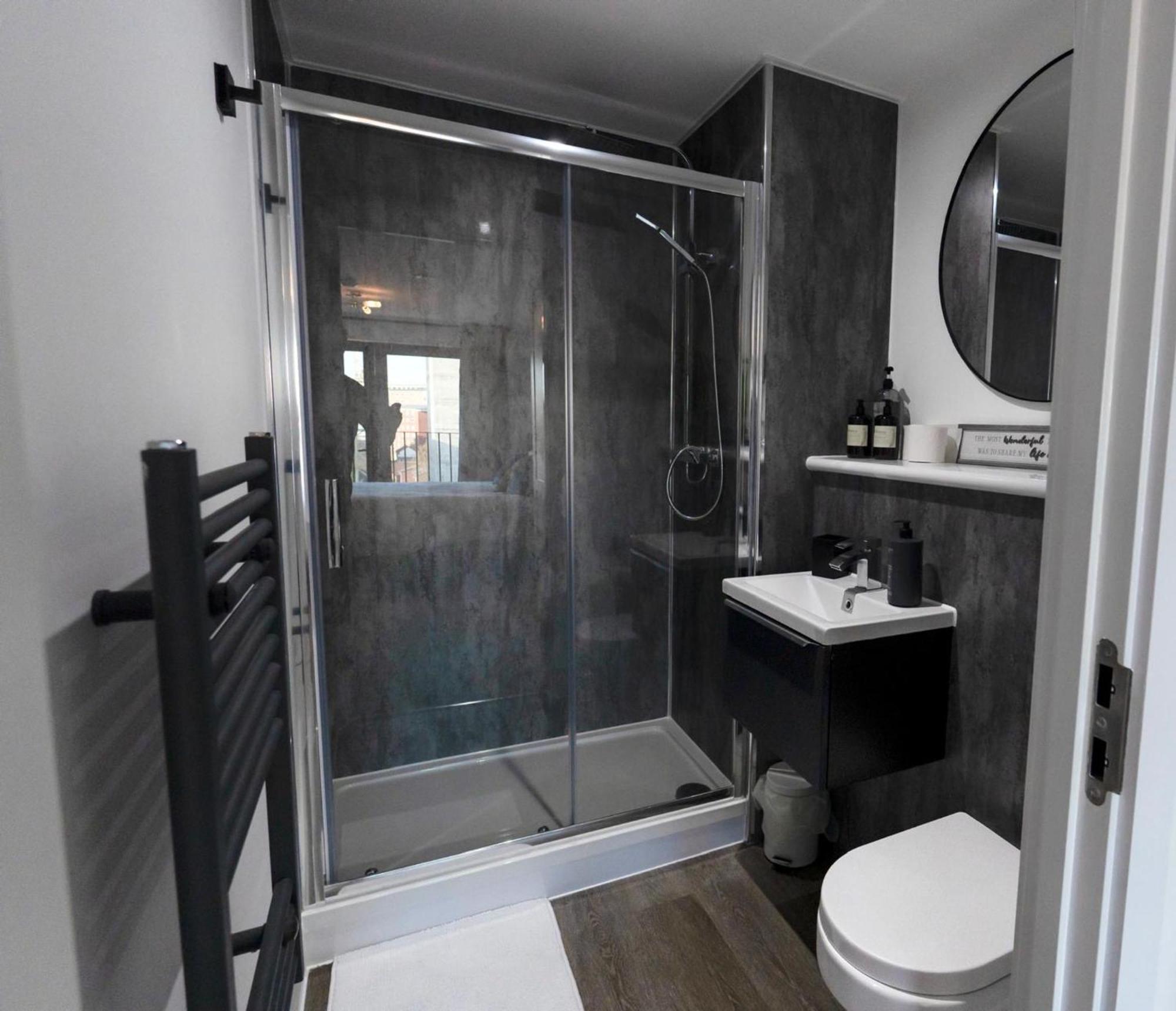 Luxury Penthouse In Centre With Parking, 4 Minutes Walk To The New Everton Stadium! Apartment *